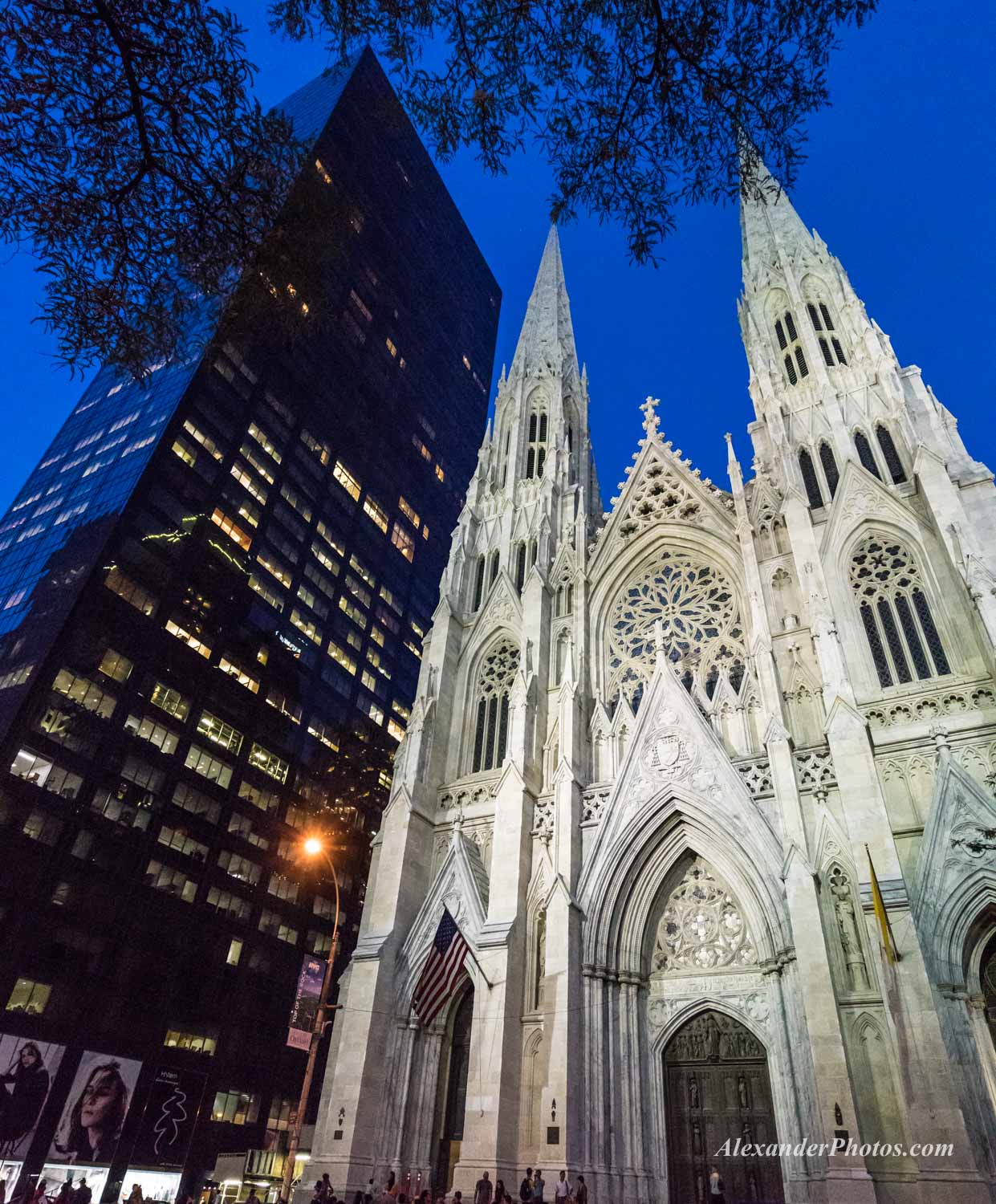 New-York-by-night-St-Patrick-Cathedral-5th-avenue